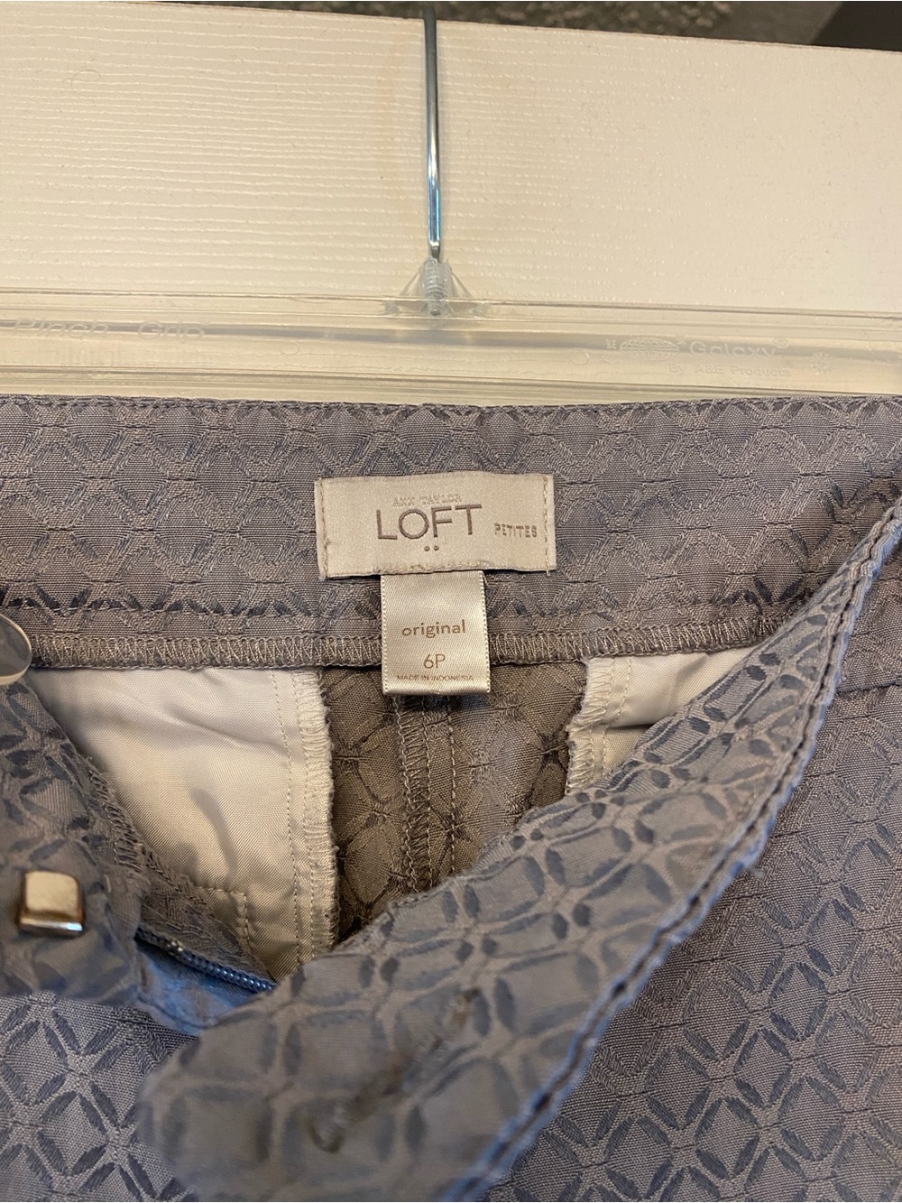 LOFT Petite Textured Gray Capris - 6P